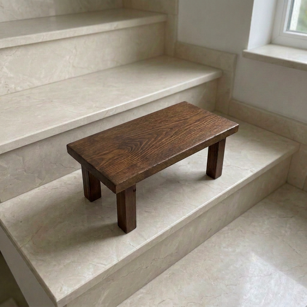 Taburete bajo rectangular de madera de alerce en acabado Nogal sobre escalones de piedra clara