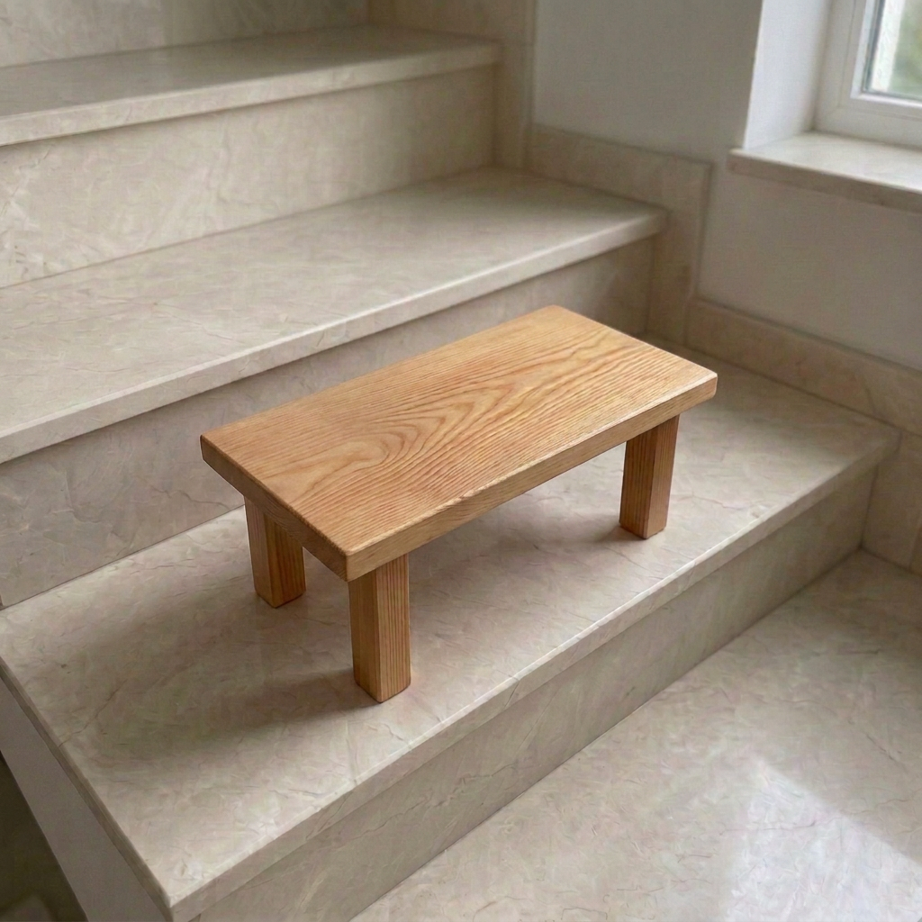 Taburete bajo rectangular de madera de alerce con acabado Roble y barnizado uniforme