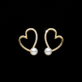 Pendientes corazón fondo negro